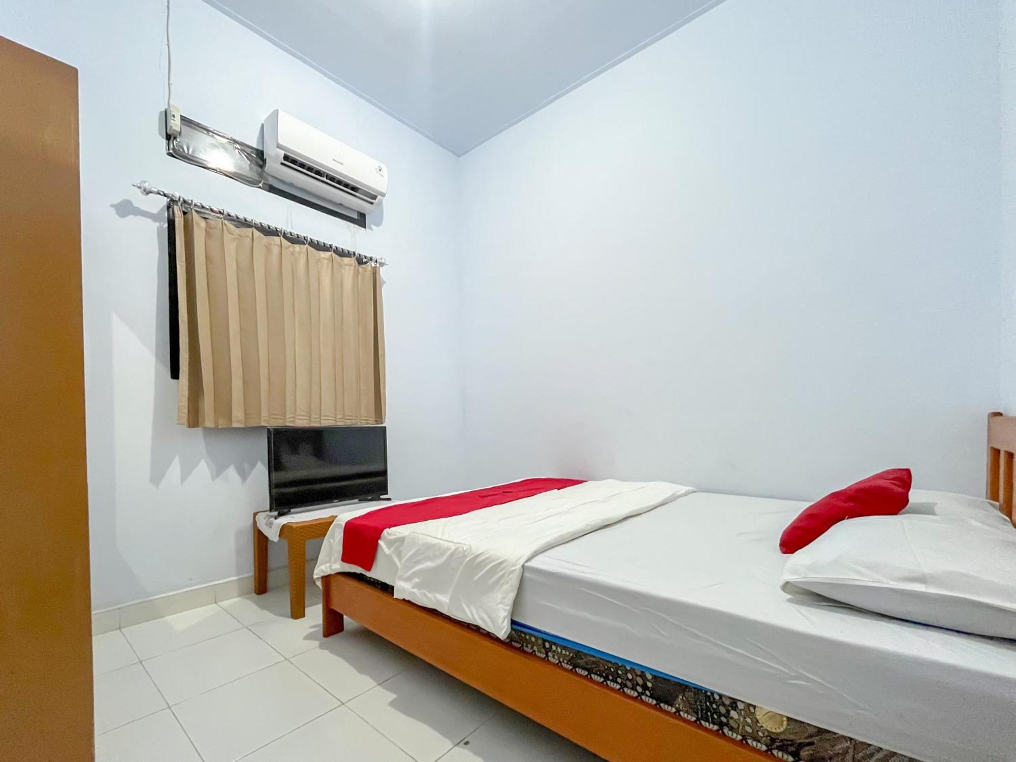 Reddoorz Syariah At Home Ampana Guest House Ampana Kota Экстерьер фото