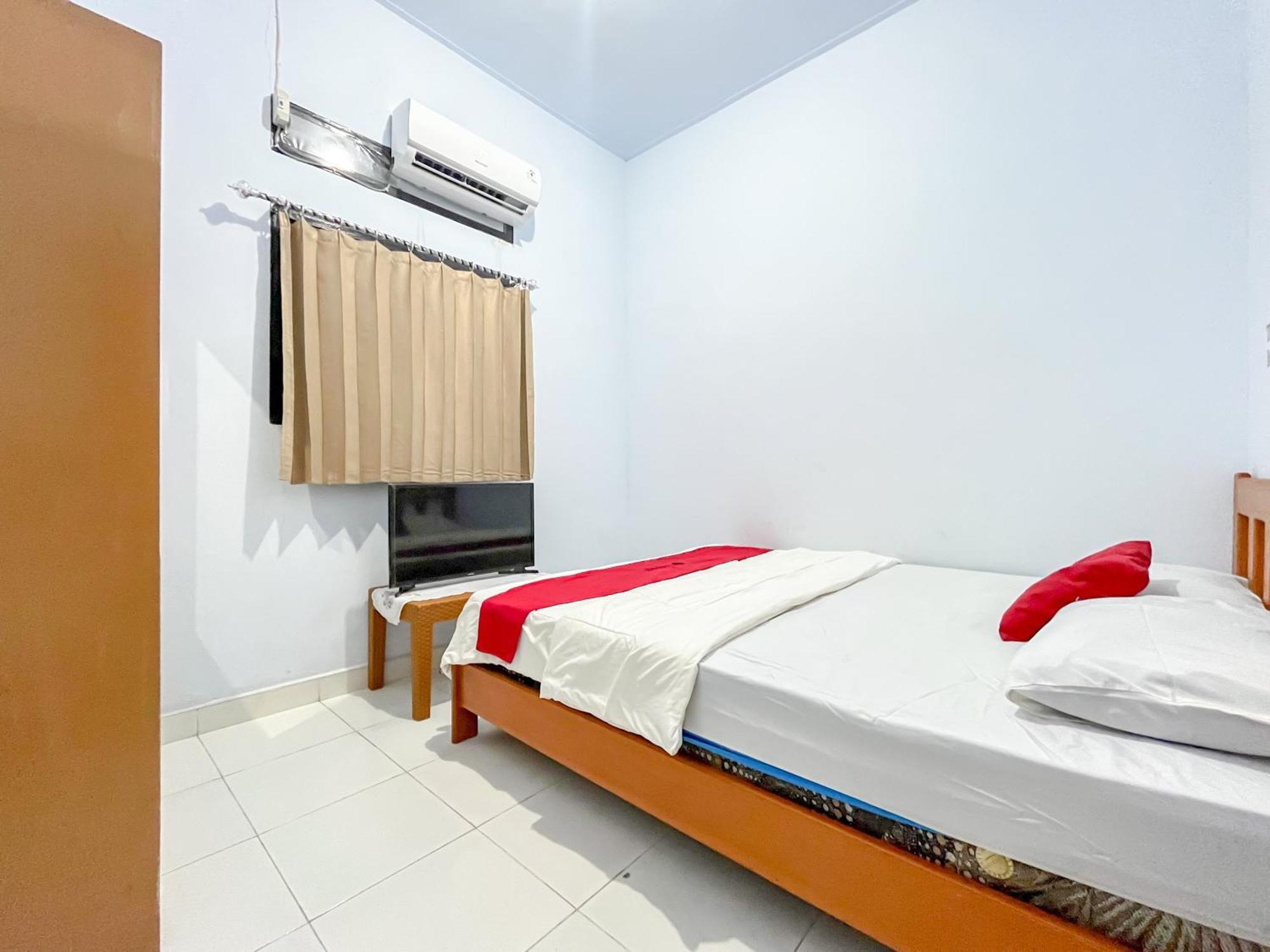 Reddoorz Syariah At Home Ampana Guest House Ampana Kota Экстерьер фото