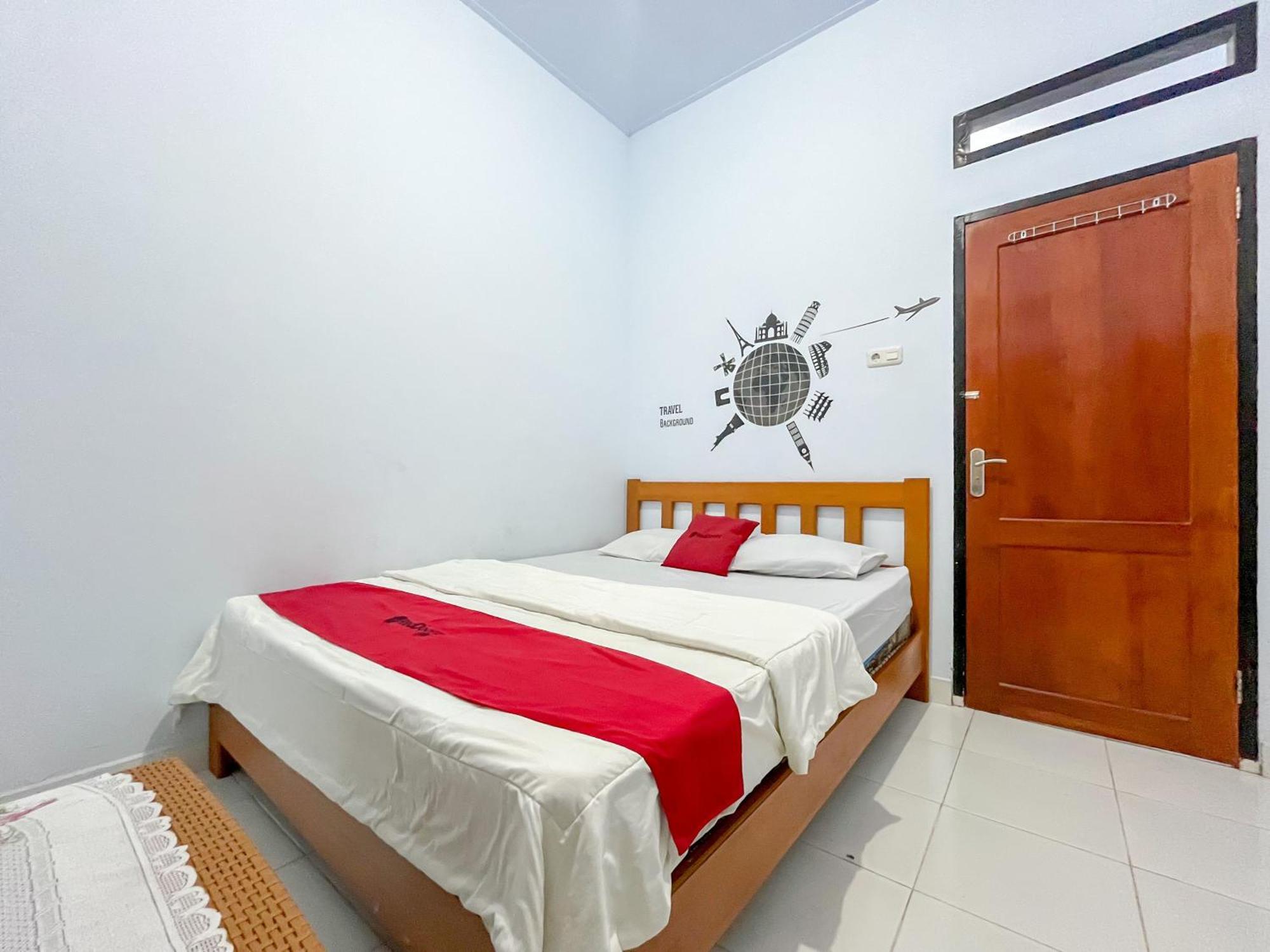 Reddoorz Syariah At Home Ampana Guest House Ampana Kota Экстерьер фото