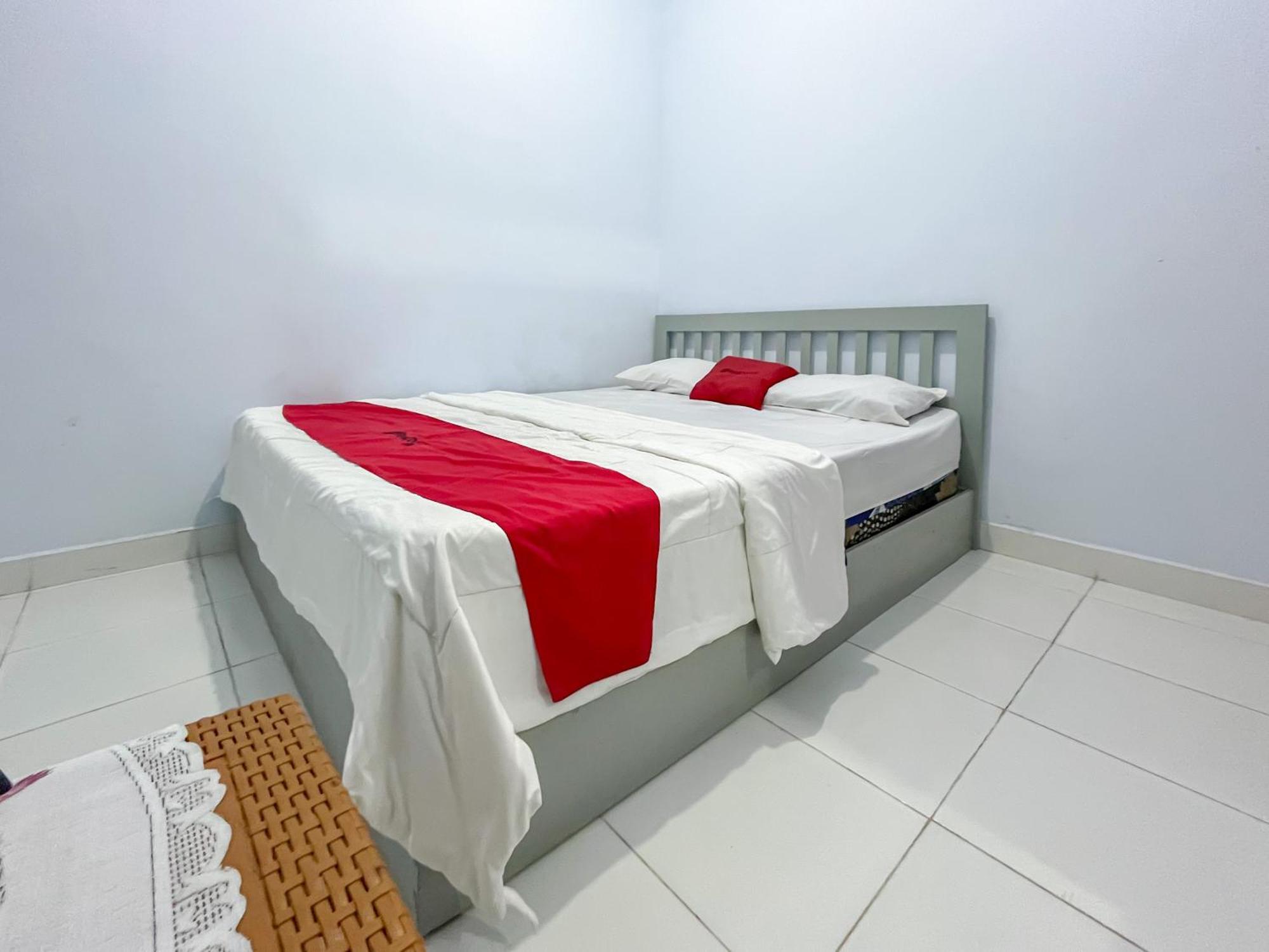 Reddoorz Syariah At Home Ampana Guest House Ampana Kota Экстерьер фото