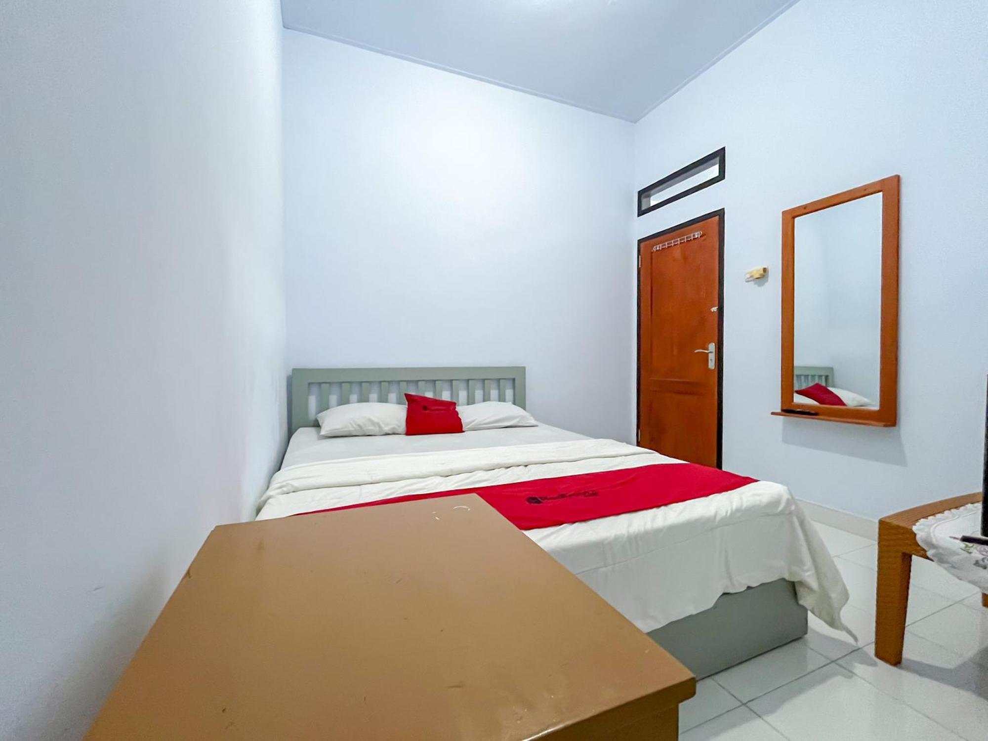 Reddoorz Syariah At Home Ampana Guest House Ampana Kota Экстерьер фото