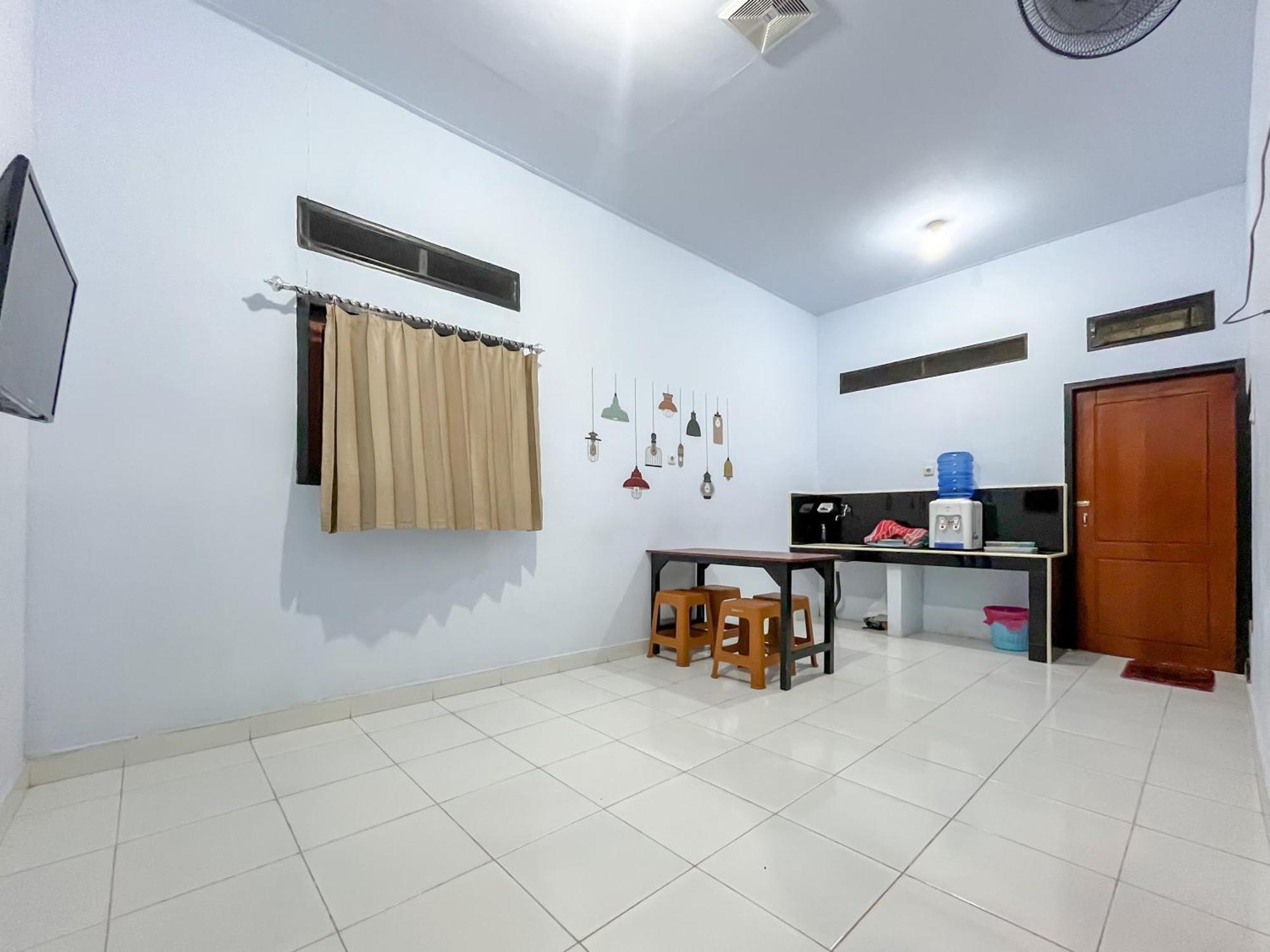 Reddoorz Syariah At Home Ampana Guest House Ampana Kota Экстерьер фото