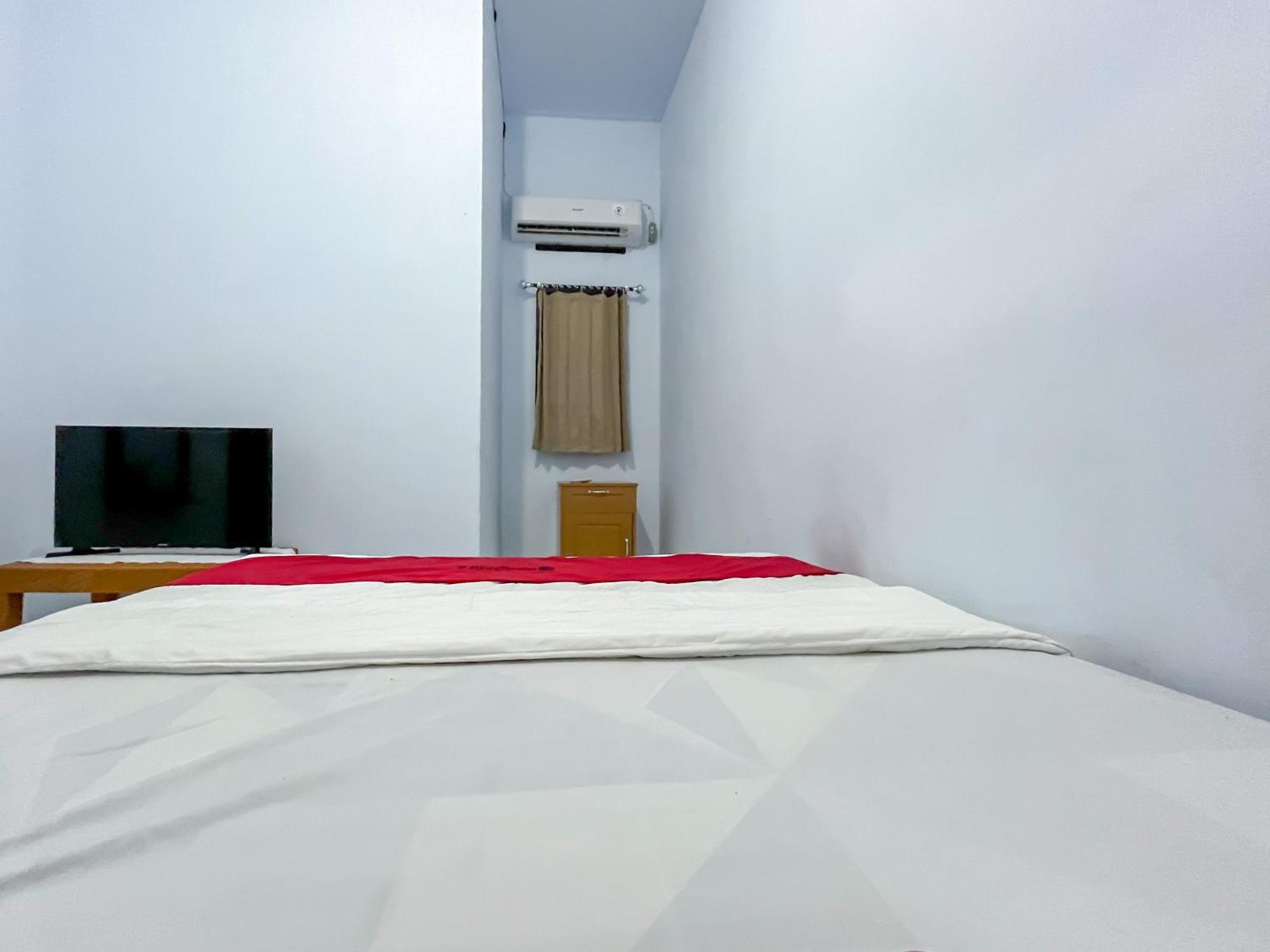 Reddoorz Syariah At Home Ampana Guest House Ampana Kota Экстерьер фото