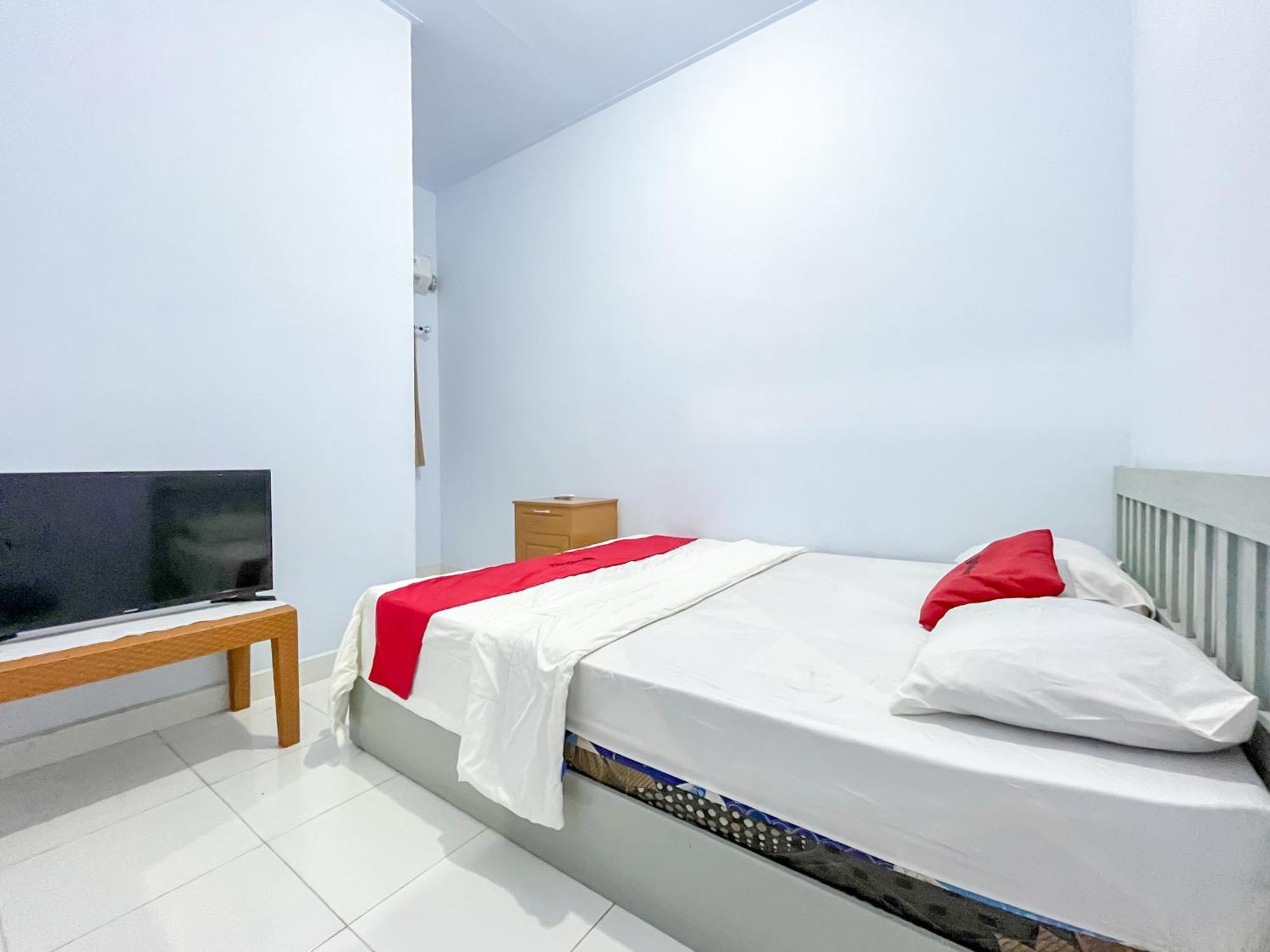 Reddoorz Syariah At Home Ampana Guest House Ampana Kota Экстерьер фото