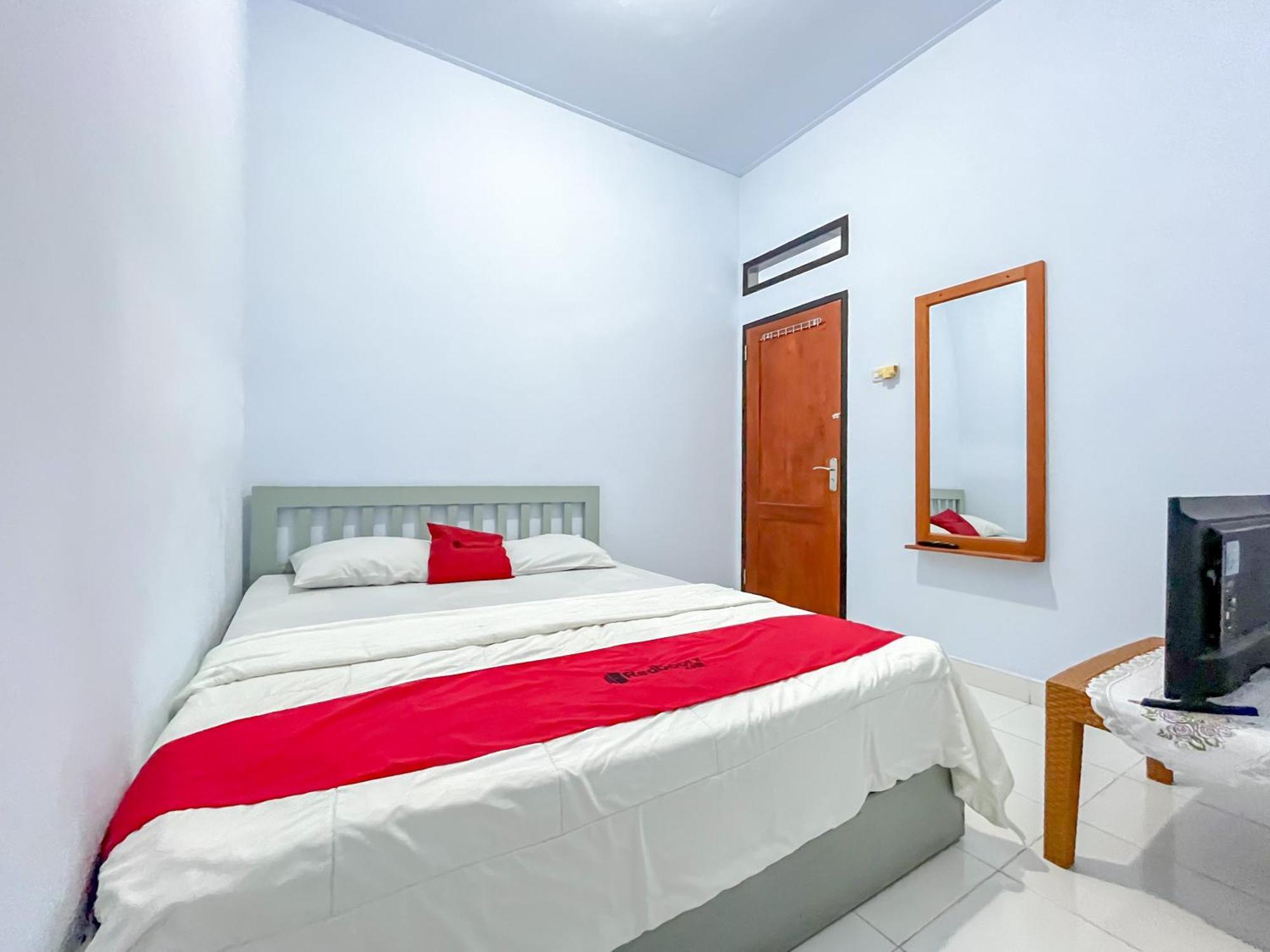 Reddoorz Syariah At Home Ampana Guest House Ampana Kota Экстерьер фото