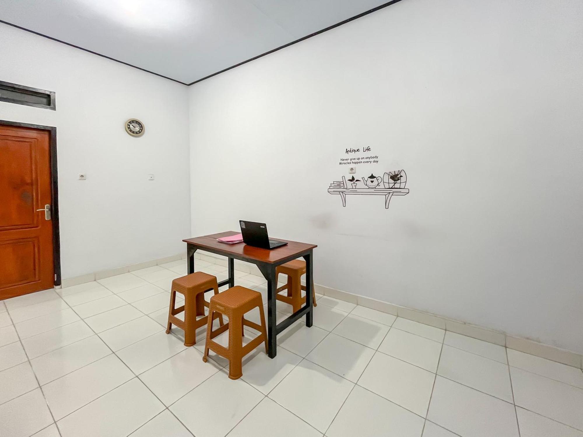 Reddoorz Syariah At Home Ampana Guest House Ampana Kota Экстерьер фото