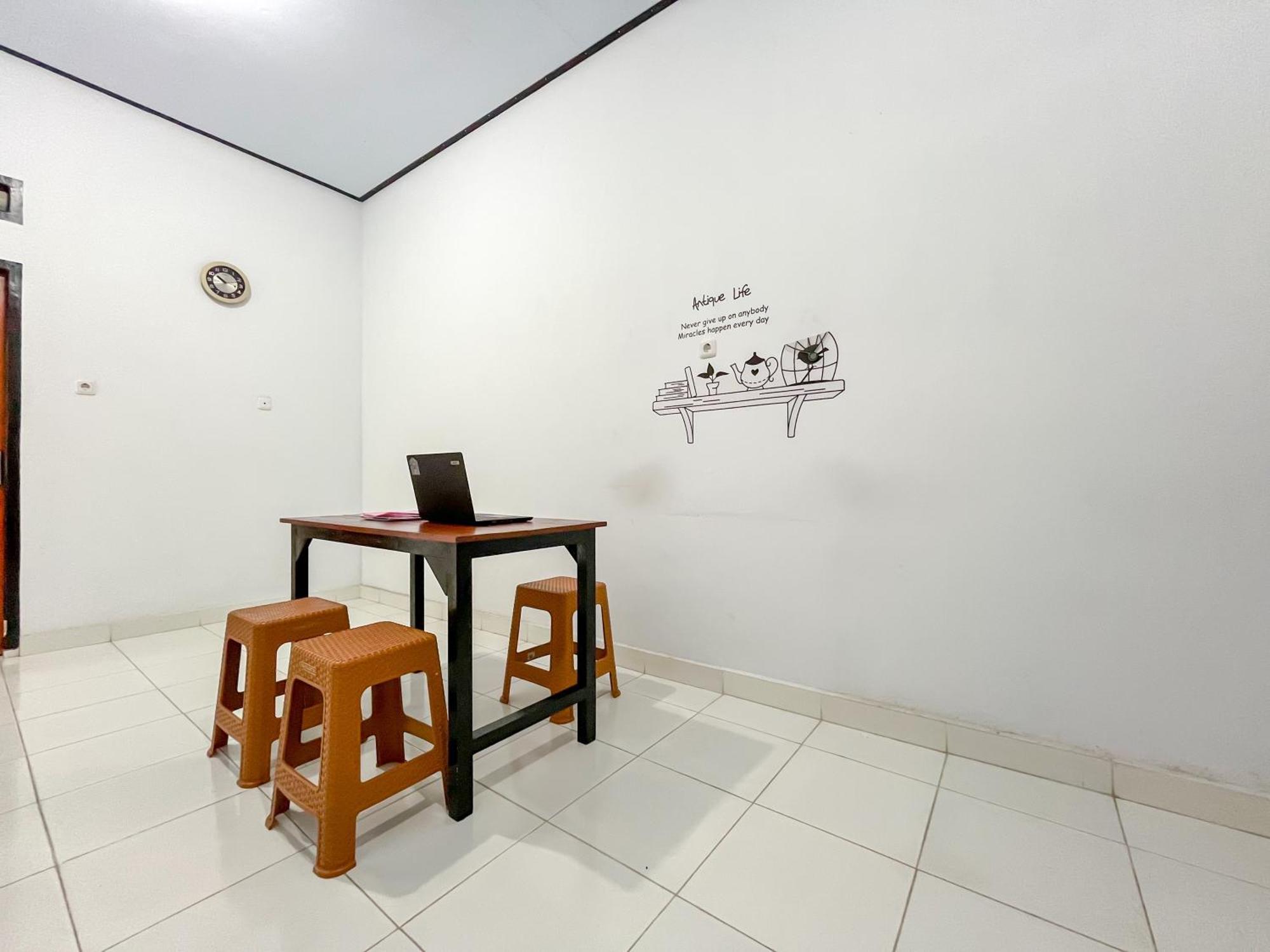 Reddoorz Syariah At Home Ampana Guest House Ampana Kota Экстерьер фото