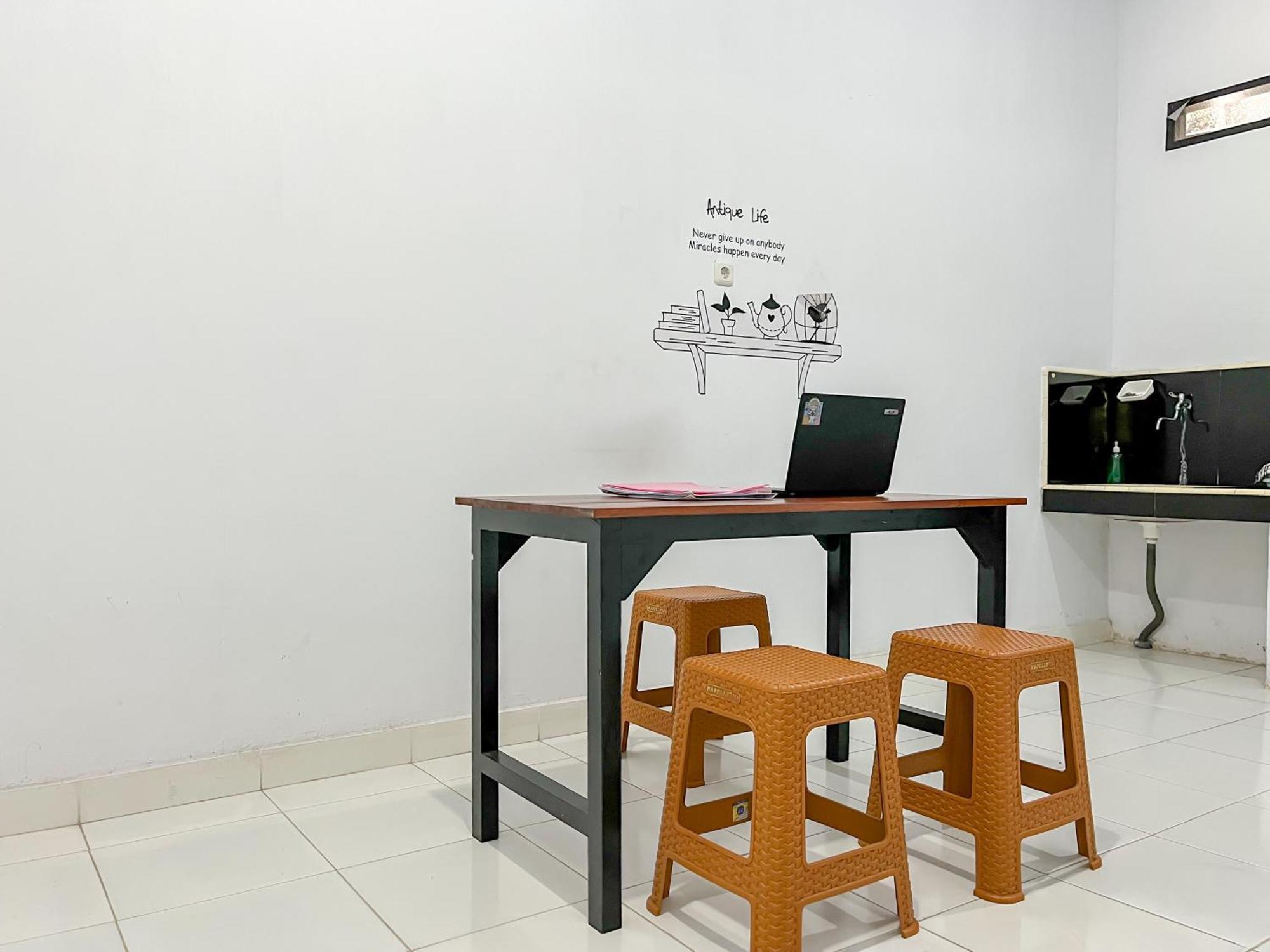 Reddoorz Syariah At Home Ampana Guest House Ampana Kota Экстерьер фото